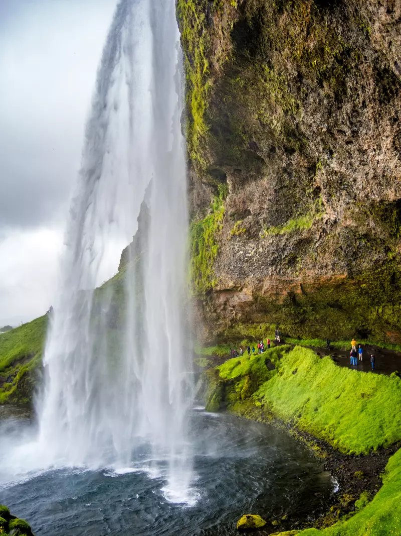 Un chemin permet de passer derrière la chute de Seljalandsfoss